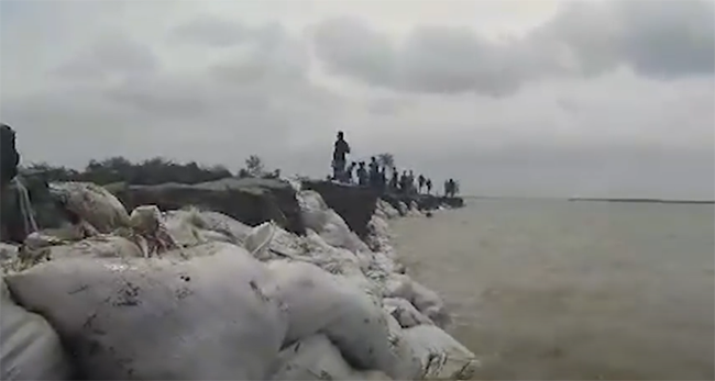 বাঁধ রক্ষায় নিজেরাই ‘দেয়াল’ গড়ছেন কয়রার মানুষ