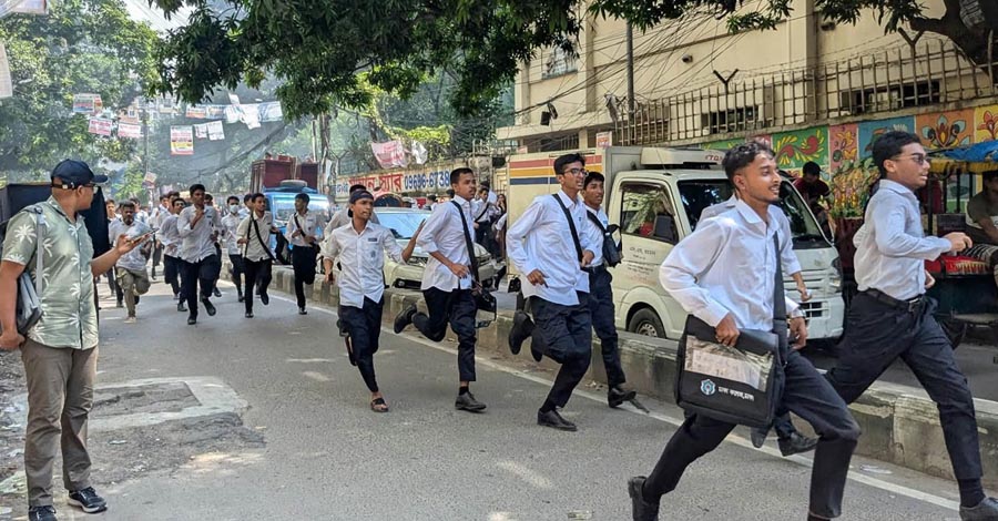 সায়েন্সল্যাবে ঢাকা কলেজ-আইডিয়ালের সংঘর্ষ, আহত কয়েকজন; মোতায়েন ৬০ পুলিশ