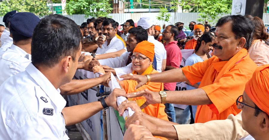 বাংলাদেশ মিশন ঘেরাওয়ের ডাক, কলকাতায় বিক্ষোভে উত্তেজনা