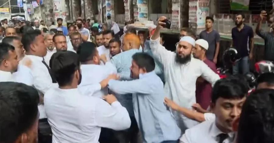 আদালতে হঠাৎ হাতাহাতি! জামায়াত-বিএনপিপন্থি আইনজীবীদের সংঘাতে এজলাস ছাড়লেন বিচারক