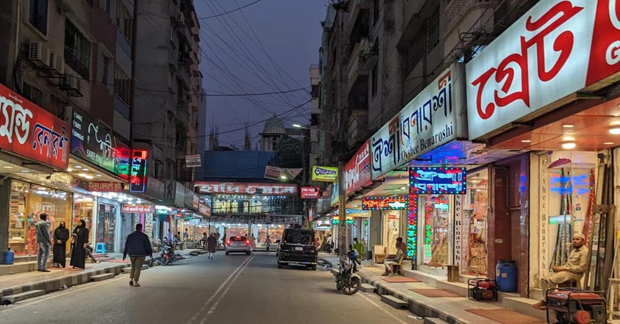 পূজার বাজারে বাড়ছে ভিড়, রাত ১০টা পর্যন্ত দোকান খোলার দাবি
