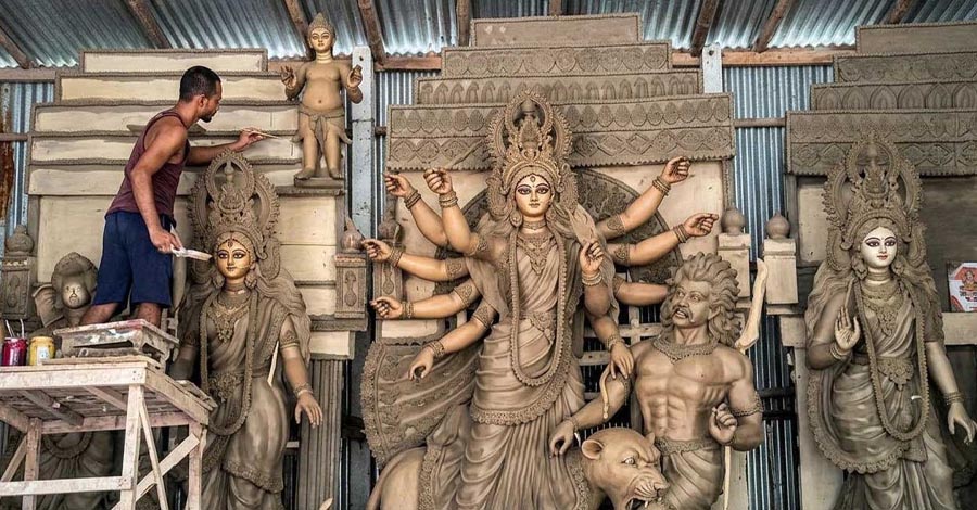 মাটি শুকোচ্ছে, দেবী সাজছেন—সদরপুরে দুর্গোৎসবের শেষ প্রস্তুতি