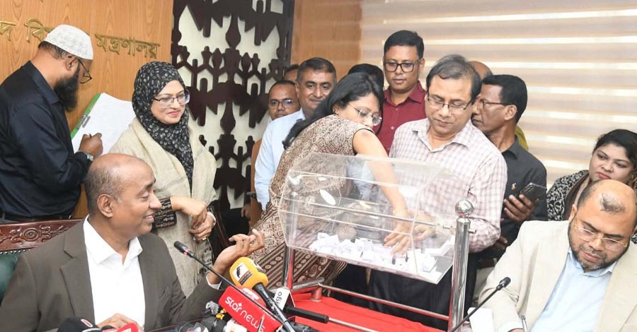 পদায়নে নতুন চমক: ১৩১ সাব-রেজিস্ট্রারের লটারিতে ঢাকার জন্য বাছাই ১৮ জন