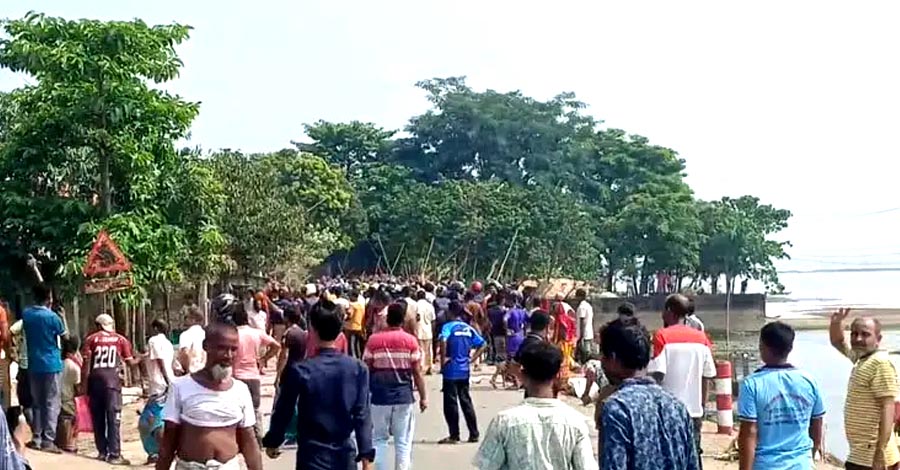 রাতে মাইকে ডাক, দুপুরে দেশীয় অস্ত্র নিয়ে দুই গ্রামের সংঘর্ষ