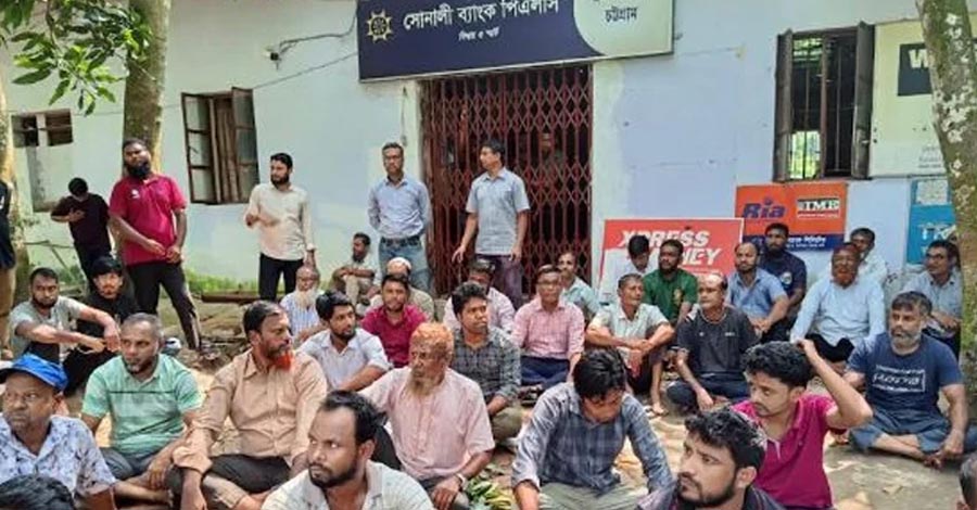 বেতন বন্ধ’ নিয়ে চুয়েটে উত্তেজনা, ব্যাংকের সামনে অবস্থানের পরই মিলল টাকা