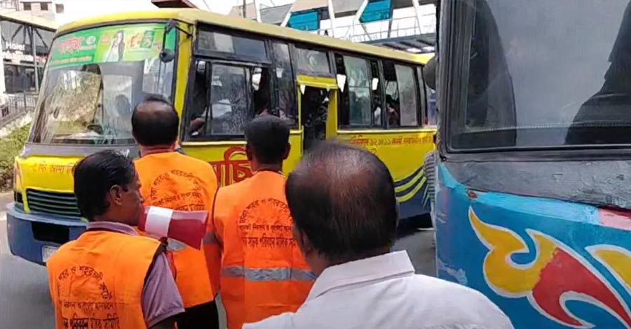 নিজেদের বাস সামলাতে নিজেরাই রাস্তায় মালিকরা, ঢাকার ২০ পয়েন্টে অভিযান