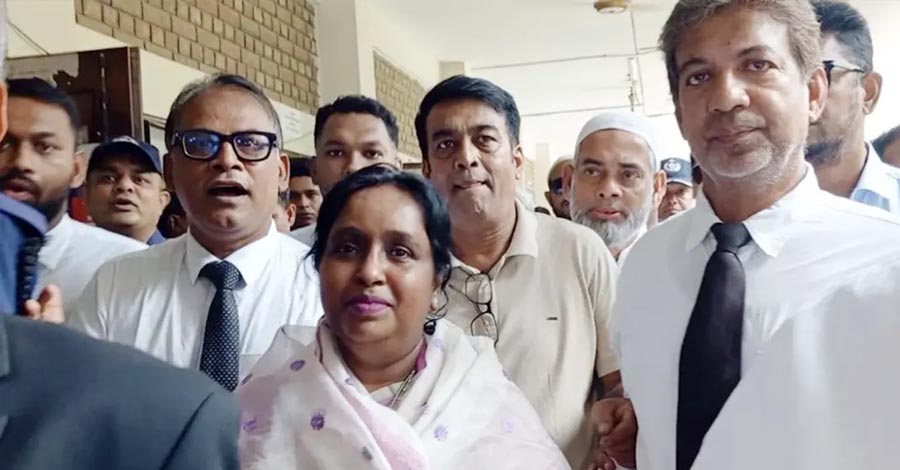 জামিন মিলতেই আদালত প্রাঙ্গণে আইভীর স্লোগান, ‘জয় বাংলাকে দমিয়ে রাখা যাবে না’