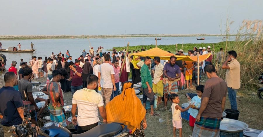 নদীতে মা ইলিশ শিকার, পাড়ে প্রকাশ্য হাট—নিষেধাজ্ঞা কি শুধু কাগজে?