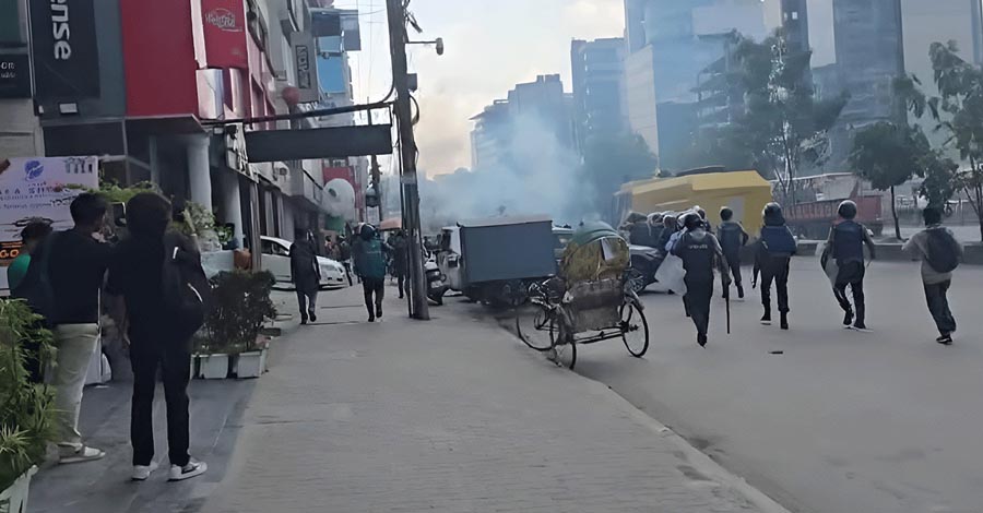 উত্তরায় বেতন বৃদ্ধির দাবিতে শ্রমিকদের অবরোধ, টিয়ারশেল ছুড়ে সরাল পুলিশ