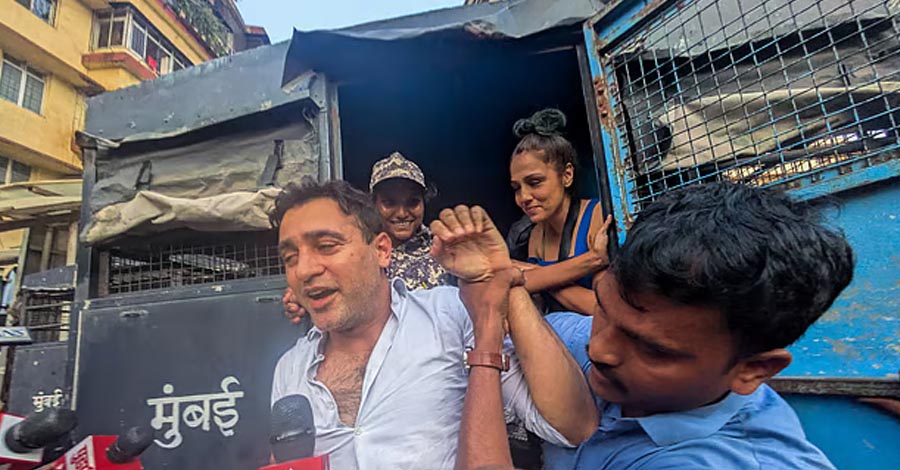বিক্ষোভে আটক, এবার দেশ ছাড়ার নোটিশ—আদালতের দ্বারস্থ হচ্ছেন ইমরান খান