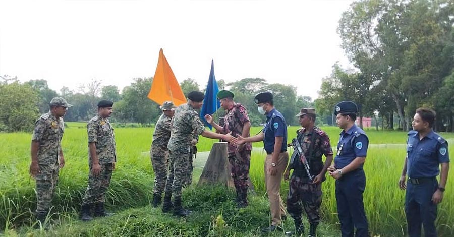 সীমান্ত পেরিয়ে বিপাকে দুই পুলিশ, পতাকা বৈঠকে দেশে ফেরত