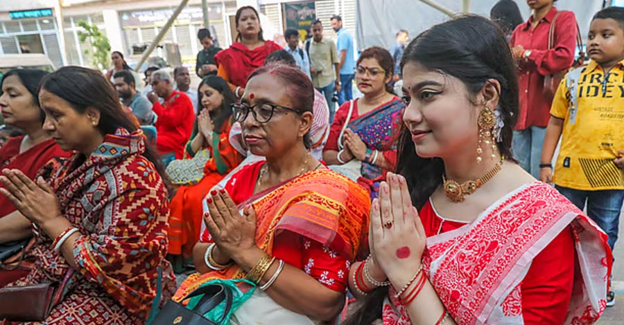 মহাষষ্ঠীতে দেবীর বরণ, উৎসবের আমেজ ছড়িয়ে মণ্ডপে মণ্ডপে