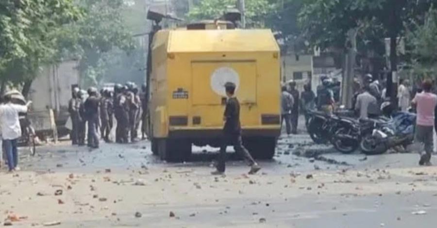 ত্তরায় শ্রমিকদের সঙ্গে পুলিশের সংঘর্ষ, লাঠিচার্জ-জলকামান