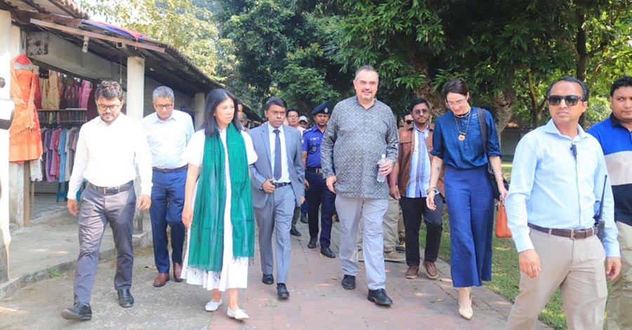 পানাম নগরী থেকে জামদানি পল্লী, সোনারগাঁয়ে মার্কিন রাষ্ট্রদূতের ব্যস্ত সকাল