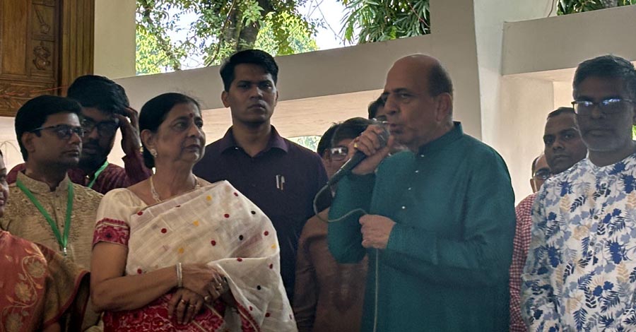 বাংলাদেশে দুর্গাপূজার উৎসবমুখর পরিবেশে মুগ্ধ দিনেশ ত্রিবেদী