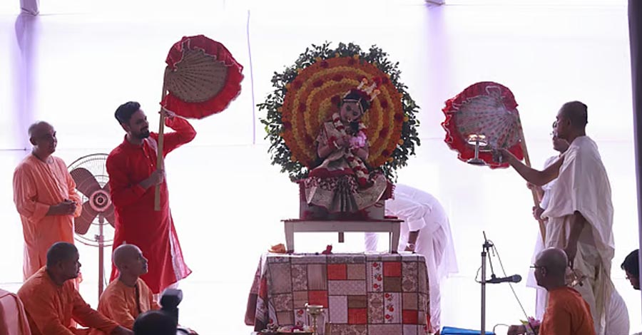 দেবীর আসনে ছোট্ট ইজ্জা, ঢাকার রামকৃষ্ণ মঠে কুমারীপূজা