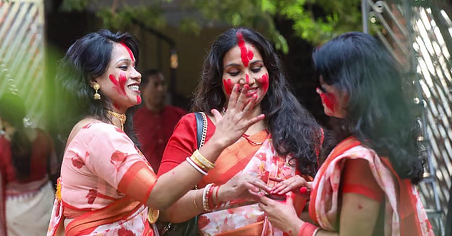 সিঁদুর খেলা, অঞ্জলি আর বিসর্জনের বিষাদে বিদায় নিচ্ছেন দেবী দুর্গা