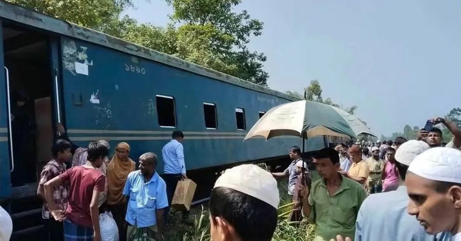 কুমিল্লায় ট্রেনের ৩ বগি লাইনচ্যুত, আপলাইনে চলাচল বন্ধ