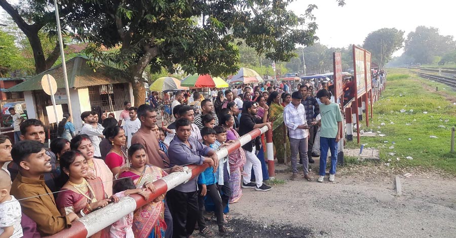 সীমান্তে কাঁটাতারের বেড়ায় দুই বাংলার মিলনমেলা