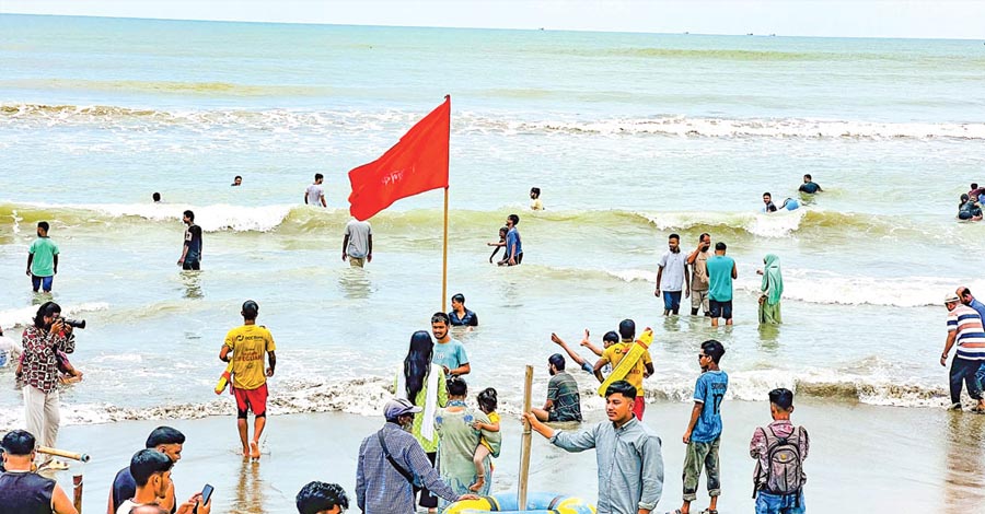 কক্সবাজারে সাগরের ঢেউয়ে ভেসে গেলেন ৬ পর্যটক, মৃত্যু ৩ জনের
