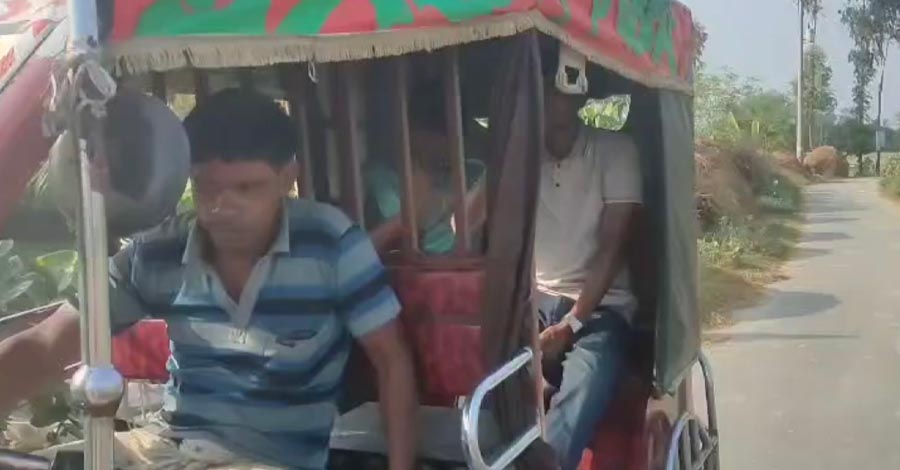 ‘ডিসেম্বরে দেশে ফিরবেন শেখ হাসিনা’—নওগাঁয় অটোরিকশায় মাইকিং, তদন্তে পুলিশ