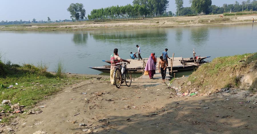 করতোয়ায় সেতু নেই, দুর্ভোগে লাখো মানুষ