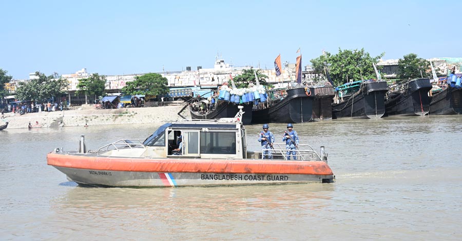 মা ইলিশ রক্ষায় কোস্ট গার্ডের সাঁড়াশি অভিযান, কঠোর নজরদারিতে নদী-উপকূল