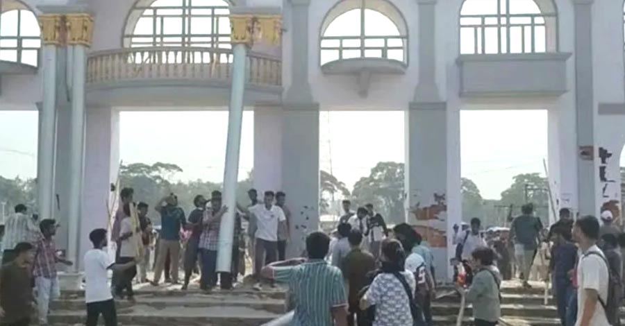 সচিবালয় নয়, গবেষণার মাঠ চাই—আলটিমেটামের পর শেকৃবি শিক্ষার্থীদের ভাঙচুর