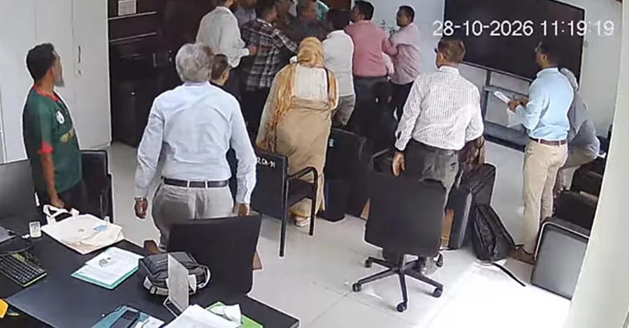 আইইডিসিআর পরিচালকের কক্ষে ঢুকে পেটালেন ৮–৯ জন, ড্যাবের বিরুদ্ধে মবের অভিযোগ