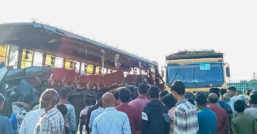 রংপুরে ভয়াবহ বাস-ট্রাক সংঘর্ষ, প্রাণ গেল ৪ জনের; হাসপাতালে ১৪ আহত