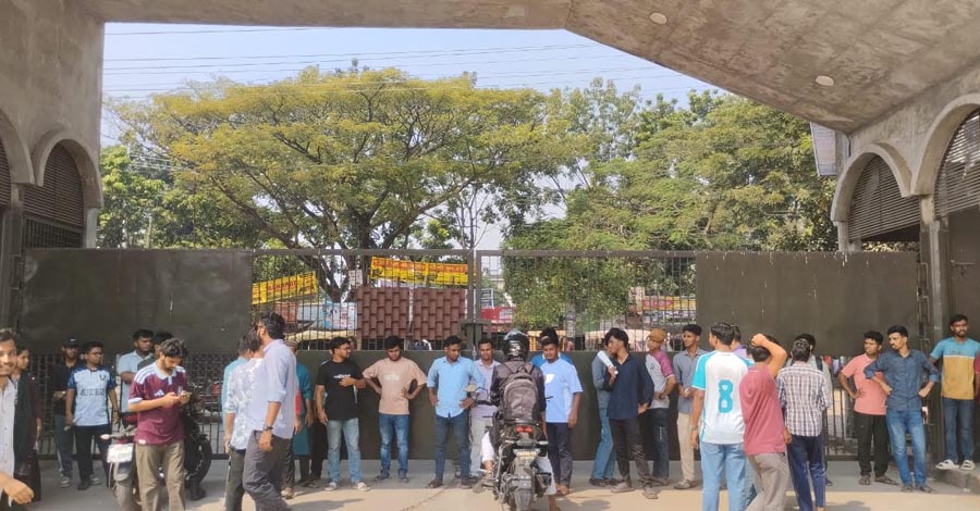 পাবিপ্রবিতে বাস থেকে পড়ে ছাত্রীর মাথায় ৭ সেলাই, হাসপাতালে চিকিৎসাধীন