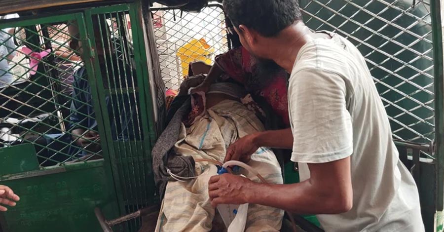 ঢামেকে অ্যাম্বুলেন্স ধর্মঘট: এমআরআই করাতে পারছেন না রোগী, সিএনজিতে বাড়ি ফিরছেন বৃদ্ধ